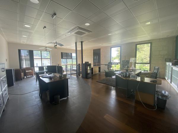 AUX PORTES D'ANGOULEME Superbes bureaux avec parking dans un immeuble en pierre