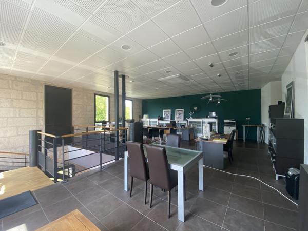 AUX PORTES D'ANGOULEME Superbes bureaux avec parking dans un immeuble en pierre
