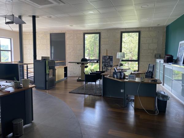 AUX PORTES D'ANGOULEME Superbes bureaux avec parking dans un immeuble en pierre