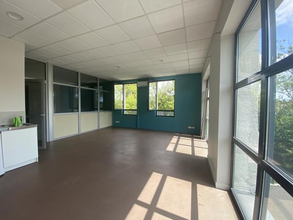AUX PORTES D'ANGOULEME Superbes bureaux avec parking dans un immeuble en pierre