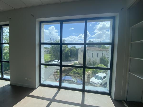 AUX PORTES D'ANGOULEME Superbes bureaux avec parking dans un immeuble en pierre