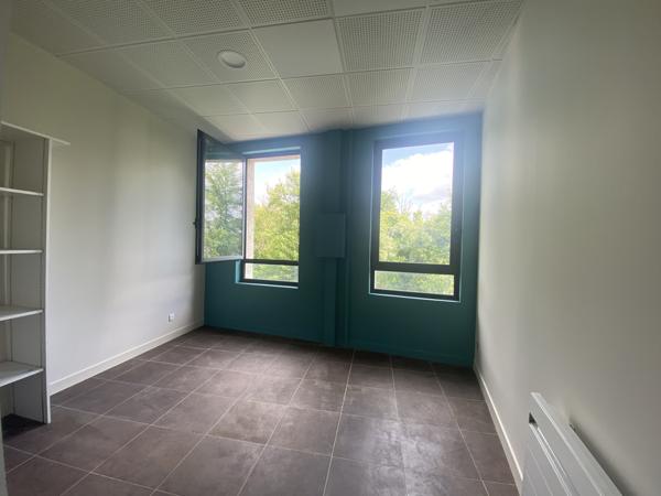 AUX PORTES D'ANGOULEME Superbes bureaux avec parking dans un immeuble en pierre