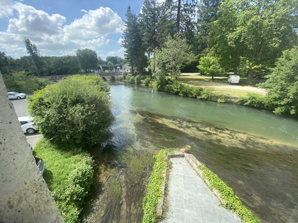 AUX PORTES D'ANGOULEME Superbes bureaux avec parking dans un immeuble en pierre