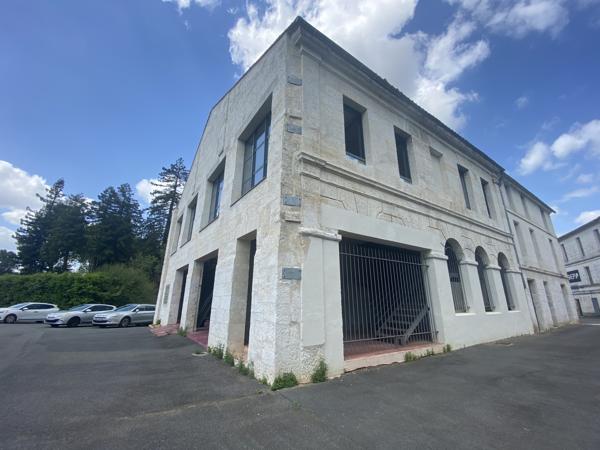 AUX PORTES D'ANGOULEME Superbes bureaux avec parking dans un immeuble en pierre