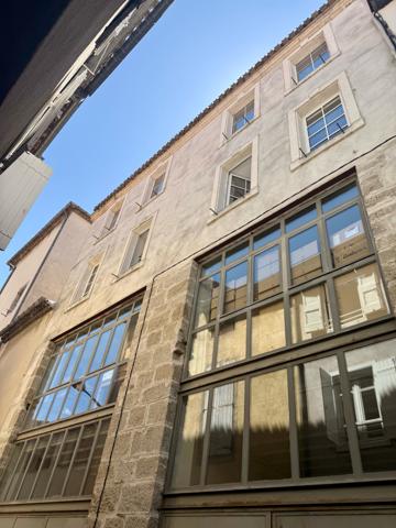 Immeuble Signature au Charme Industriel & Prestige Urbain