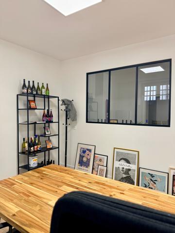 Immeuble Signature au Charme Industriel & Prestige Urbain