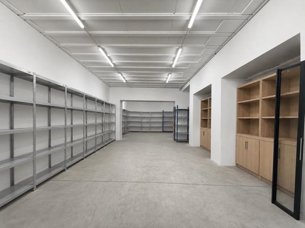 Immeuble Signature au Charme Industriel & Prestige Urbain