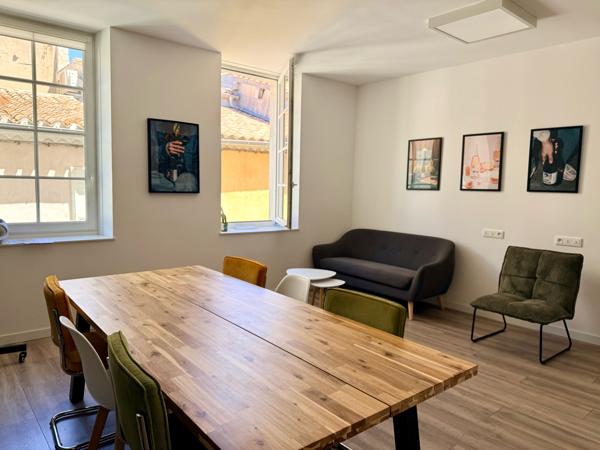 Immeuble Signature au Charme Industriel & Prestige Urbain