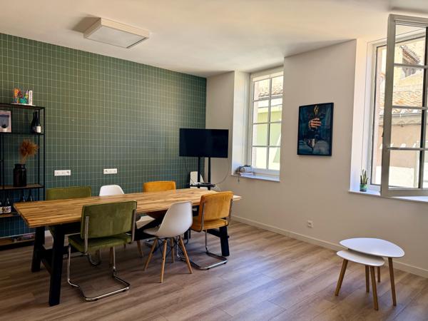 Immeuble Signature au Charme Industriel & Prestige Urbain