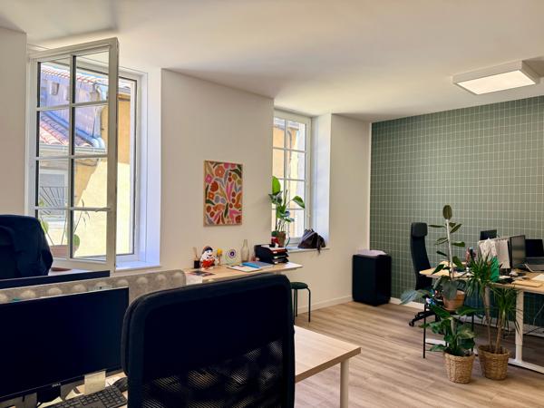 Immeuble Signature au Charme Industriel & Prestige Urbain