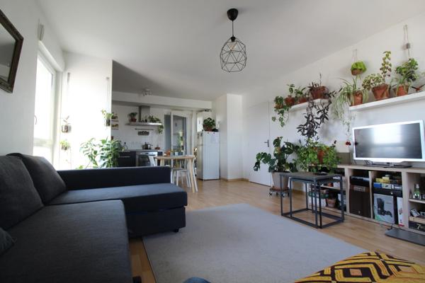 NANTES à l’extrême EST de l’île BEAULIEU et à proximité du PARC NATUREL, dans immeuble avec ASCENCEUR, Appartement T3 entièrement MEUBLE de 65.30m² avec LOGGIA, CAVE et BOX sécurisé pour un véhicule