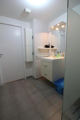 NANTES à l’extrême EST de l’île BEAULIEU et à proximité du PARC NATUREL, dans immeuble avec ASCENCEUR, Appartement T3 entièrement MEUBLE de 65.30m² avec LOGGIA, CAVE et BOX sécurisé pour un véhicule
