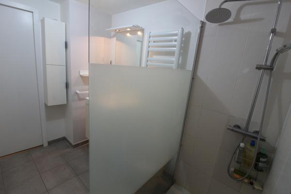 NANTES à l’extrême EST de l’île BEAULIEU et à proximité du PARC NATUREL, dans immeuble avec ASCENCEUR, Appartement T3 entièrement MEUBLE de 65.30m² avec LOGGIA, CAVE et BOX sécurisé pour un véhicule