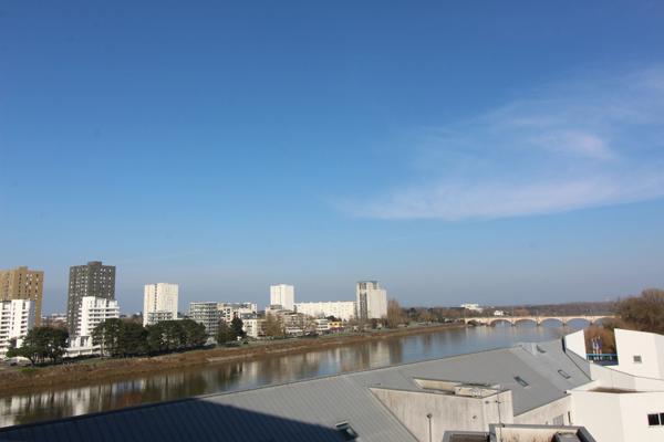 NANTES à l’extrême EST de l’île BEAULIEU et à proximité du PARC NATUREL, dans immeuble avec ASCENCEUR, Appartement T3 entièrement MEUBLE de 65.30m² avec LOGGIA, CAVE et BOX sécurisé pour un véhicule