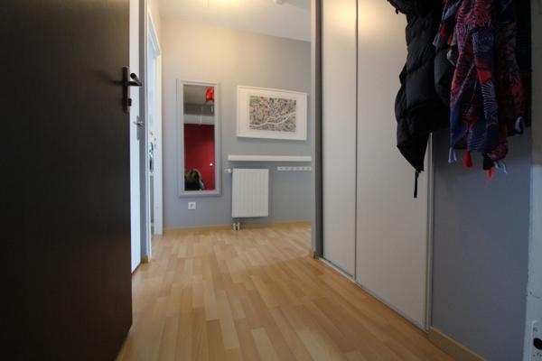 NANTES à l’extrême EST de l’île BEAULIEU et à proximité du PARC NATUREL, dans immeuble avec ASCENCEUR, Appartement T3 entièrement MEUBLE de 65.30m² avec LOGGIA, CAVE et BOX sécurisé pour un véhicule