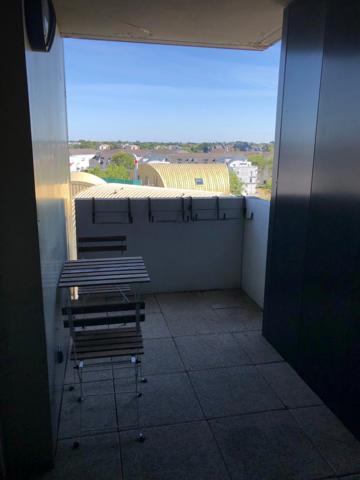 NANTES à l’extrême EST de l’île BEAULIEU et à proximité du PARC NATUREL, dans immeuble avec ASCENCEUR, Appartement T3 entièrement MEUBLE de 65.30m² avec LOGGIA, CAVE et BOX sécurisé pour un véhicule