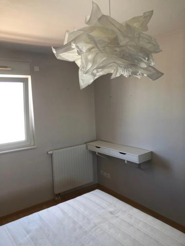 NANTES à l’extrême EST de l’île BEAULIEU et à proximité du PARC NATUREL, dans immeuble avec ASCENCEUR, Appartement T3 entièrement MEUBLE de 65.30m² avec LOGGIA, CAVE et BOX sécurisé pour un véhicule