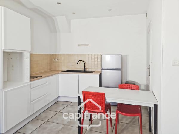 Studio en rdc refait à neuf, meublé, proche gare, fac, bus de ville dans immeuble sécurisé