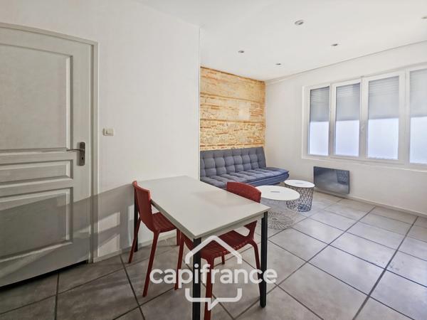 Studio en rdc refait à neuf, meublé, proche gare, fac, bus de ville dans immeuble sécurisé
