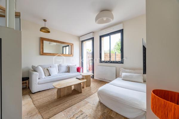 Situé sur le secteur recherché de Nansouty, venez découvrir ce charmant duplex de 90 m² (77 m² loi Carrez) intégralement rénové avec soin en 2023 qui prend place au sein d'un immeuble en pierre ravalé.

La configuration de l'appartement est la suivante : 
Rez-de-chaussée : salon, cuisine aménagée et équipée, un WC
Premier étage : une première grande chambre avec une belle hauteur sous plafond et sa propre salle d'eau, une deuxième chambre, un bureau, une deuxième salle d'eau et un WC

Outre le goût développé dans le cadre de cette rénovation à travers le choix des matériaux (parquet, tomettes, travertin, terrazzo), la réalisation d'aménagement sur-mesure (escalier avec rangements intégrés) et la qualité des équipements, cet appartement saura également vous séduire car il est baigné de lumière naturelle grâce à sa double exposition et ses nombreuses ouvertures/puits de jour.

Une place de parking sécurisée avec borne de recharge complète ce bien.

Petite copropriété, pas de frais à prévoir (dernière assemblée générale en mars 2026).

Côté commerces et restaurants vous aurez l'embarras du choix puisque vous êtes seulement à 10 min à pied de la place Nansouty et de la Barrière de Bègles.

Vous êtes également à proximité des transports en commun avec entre autres :
Arrêt Pelleport (ligne 9) pour rejoindre la gare Saint-Jean en 10 min de bus
Arrêt Caserne Nansouty (ligne 15) pour rejoindre le centre-ville en 20 min de bus