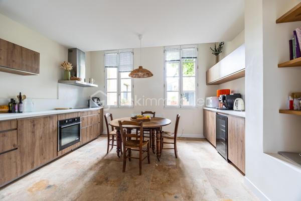 Situé sur le secteur recherché de Nansouty, venez découvrir ce charmant duplex de 90 m² (77 m² loi Carrez) intégralement rénové avec soin en 2023 qui prend place au sein d'un immeuble en pierre ravalé.

La configuration de l'appartement est la suivante : 
Rez-de-chaussée : salon, cuisine aménagée et équipée, un WC
Premier étage : une première grande chambre avec une belle hauteur sous plafond et sa propre salle d'eau, une deuxième chambre, un bureau, une deuxième salle d'eau et un WC

Outre le goût développé dans le cadre de cette rénovation à travers le choix des matériaux (parquet, tomettes, travertin, terrazzo), la réalisation d'aménagement sur-mesure (escalier avec rangements intégrés) et la qualité des équipements, cet appartement saura également vous séduire car il est baigné de lumière naturelle grâce à sa double exposition et ses nombreuses ouvertures/puits de jour.

Une place de parking sécurisée avec borne de recharge complète ce bien.

Petite copropriété, pas de frais à prévoir (dernière assemblée générale en mars 2026).

Côté commerces et restaurants vous aurez l'embarras du choix puisque vous êtes seulement à 10 min à pied de la place Nansouty et de la Barrière de Bègles.

Vous êtes également à proximité des transports en commun avec entre autres :
Arrêt Pelleport (ligne 9) pour rejoindre la gare Saint-Jean en 10 min de bus
Arrêt Caserne Nansouty (ligne 15) pour rejoindre le centre-ville en 20 min de bus