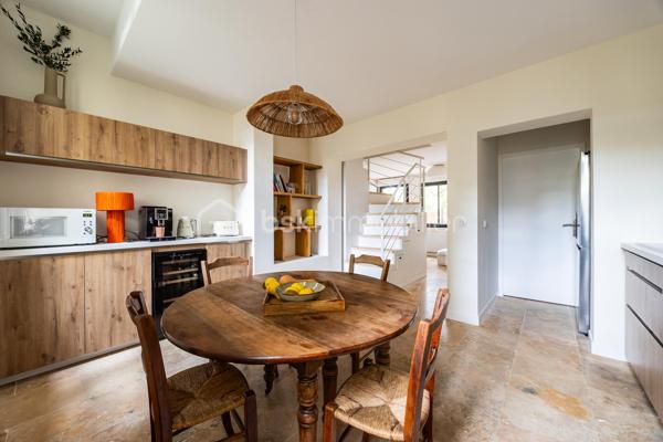 Situé sur le secteur recherché de Nansouty, venez découvrir ce charmant duplex de 90 m² (77 m² loi Carrez) intégralement rénové avec soin en 2023 qui prend place au sein d'un immeuble en pierre ravalé.

La configuration de l'appartement est la suivante : 
Rez-de-chaussée : salon, cuisine aménagée et équipée, un WC
Premier étage : une première grande chambre avec une belle hauteur sous plafond et sa propre salle d'eau, une deuxième chambre, un bureau, une deuxième salle d'eau et un WC

Outre le goût développé dans le cadre de cette rénovation à travers le choix des matériaux (parquet, tomettes, travertin, terrazzo), la réalisation d'aménagement sur-mesure (escalier avec rangements intégrés) et la qualité des équipements, cet appartement saura également vous séduire car il est baigné de lumière naturelle grâce à sa double exposition et ses nombreuses ouvertures/puits de jour.

Une place de parking sécurisée avec borne de recharge complète ce bien.

Petite copropriété, pas de frais à prévoir (dernière assemblée générale en mars 2026).

Côté commerces et restaurants vous aurez l'embarras du choix puisque vous êtes seulement à 10 min à pied de la place Nansouty et de la Barrière de Bègles.

Vous êtes également à proximité des transports en commun avec entre autres :
Arrêt Pelleport (ligne 9) pour rejoindre la gare Saint-Jean en 10 min de bus
Arrêt Caserne Nansouty (ligne 15) pour rejoindre le centre-ville en 20 min de bus