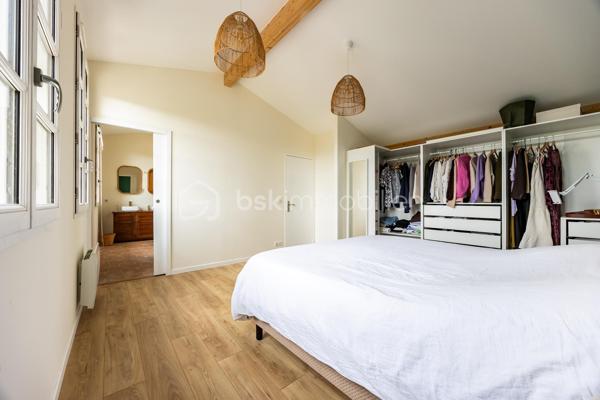 Situé sur le secteur recherché de Nansouty, venez découvrir ce charmant duplex de 90 m² (77 m² loi Carrez) intégralement rénové avec soin en 2023 qui prend place au sein d'un immeuble en pierre ravalé.

La configuration de l'appartement est la suivante : 
Rez-de-chaussée : salon, cuisine aménagée et équipée, un WC
Premier étage : une première grande chambre avec une belle hauteur sous plafond et sa propre salle d'eau, une deuxième chambre, un bureau, une deuxième salle d'eau et un WC

Outre le goût développé dans le cadre de cette rénovation à travers le choix des matériaux (parquet, tomettes, travertin, terrazzo), la réalisation d'aménagement sur-mesure (escalier avec rangements intégrés) et la qualité des équipements, cet appartement saura également vous séduire car il est baigné de lumière naturelle grâce à sa double exposition et ses nombreuses ouvertures/puits de jour.

Une place de parking sécurisée avec borne de recharge complète ce bien.

Petite copropriété, pas de frais à prévoir (dernière assemblée générale en mars 2026).

Côté commerces et restaurants vous aurez l'embarras du choix puisque vous êtes seulement à 10 min à pied de la place Nansouty et de la Barrière de Bègles.

Vous êtes également à proximité des transports en commun avec entre autres :
Arrêt Pelleport (ligne 9) pour rejoindre la gare Saint-Jean en 10 min de bus
Arrêt Caserne Nansouty (ligne 15) pour rejoindre le centre-ville en 20 min de bus