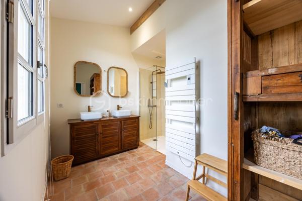 Situé sur le secteur recherché de Nansouty, venez découvrir ce charmant duplex de 90 m² (77 m² loi Carrez) intégralement rénové avec soin en 2023 qui prend place au sein d'un immeuble en pierre ravalé.

La configuration de l'appartement est la suivante : 
Rez-de-chaussée : salon, cuisine aménagée et équipée, un WC
Premier étage : une première grande chambre avec une belle hauteur sous plafond et sa propre salle d'eau, une deuxième chambre, un bureau, une deuxième salle d'eau et un WC

Outre le goût développé dans le cadre de cette rénovation à travers le choix des matériaux (parquet, tomettes, travertin, terrazzo), la réalisation d'aménagement sur-mesure (escalier avec rangements intégrés) et la qualité des équipements, cet appartement saura également vous séduire car il est baigné de lumière naturelle grâce à sa double exposition et ses nombreuses ouvertures/puits de jour.

Une place de parking sécurisée avec borne de recharge complète ce bien.

Petite copropriété, pas de frais à prévoir (dernière assemblée générale en mars 2026).

Côté commerces et restaurants vous aurez l'embarras du choix puisque vous êtes seulement à 10 min à pied de la place Nansouty et de la Barrière de Bègles.

Vous êtes également à proximité des transports en commun avec entre autres :
Arrêt Pelleport (ligne 9) pour rejoindre la gare Saint-Jean en 10 min de bus
Arrêt Caserne Nansouty (ligne 15) pour rejoindre le centre-ville en 20 min de bus