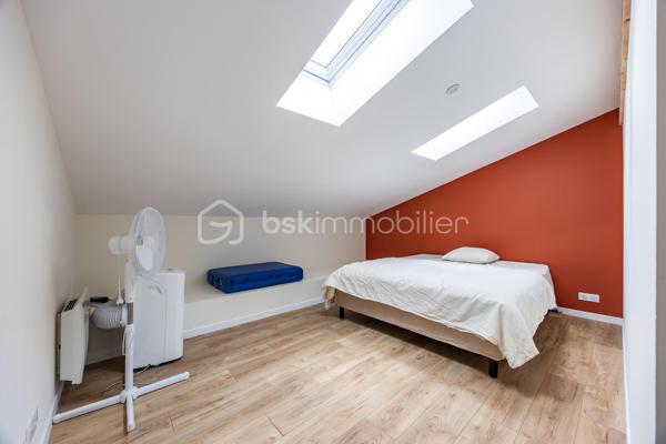 Situé sur le secteur recherché de Nansouty, venez découvrir ce charmant duplex de 90 m² (77 m² loi Carrez) intégralement rénové avec soin en 2023 qui prend place au sein d'un immeuble en pierre ravalé.

La configuration de l'appartement est la suivante : 
Rez-de-chaussée : salon, cuisine aménagée et équipée, un WC
Premier étage : une première grande chambre avec une belle hauteur sous plafond et sa propre salle d'eau, une deuxième chambre, un bureau, une deuxième salle d'eau et un WC

Outre le goût développé dans le cadre de cette rénovation à travers le choix des matériaux (parquet, tomettes, travertin, terrazzo), la réalisation d'aménagement sur-mesure (escalier avec rangements intégrés) et la qualité des équipements, cet appartement saura également vous séduire car il est baigné de lumière naturelle grâce à sa double exposition et ses nombreuses ouvertures/puits de jour.

Une place de parking sécurisée avec borne de recharge complète ce bien.

Petite copropriété, pas de frais à prévoir (dernière assemblée générale en mars 2026).

Côté commerces et restaurants vous aurez l'embarras du choix puisque vous êtes seulement à 10 min à pied de la place Nansouty et de la Barrière de Bègles.

Vous êtes également à proximité des transports en commun avec entre autres :
Arrêt Pelleport (ligne 9) pour rejoindre la gare Saint-Jean en 10 min de bus
Arrêt Caserne Nansouty (ligne 15) pour rejoindre le centre-ville en 20 min de bus
