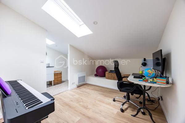 Situé sur le secteur recherché de Nansouty, venez découvrir ce charmant duplex de 90 m² (77 m² loi Carrez) intégralement rénové avec soin en 2023 qui prend place au sein d'un immeuble en pierre ravalé.

La configuration de l'appartement est la suivante : 
Rez-de-chaussée : salon, cuisine aménagée et équipée, un WC
Premier étage : une première grande chambre avec une belle hauteur sous plafond et sa propre salle d'eau, une deuxième chambre, un bureau, une deuxième salle d'eau et un WC

Outre le goût développé dans le cadre de cette rénovation à travers le choix des matériaux (parquet, tomettes, travertin, terrazzo), la réalisation d'aménagement sur-mesure (escalier avec rangements intégrés) et la qualité des équipements, cet appartement saura également vous séduire car il est baigné de lumière naturelle grâce à sa double exposition et ses nombreuses ouvertures/puits de jour.

Une place de parking sécurisée avec borne de recharge complète ce bien.

Petite copropriété, pas de frais à prévoir (dernière assemblée générale en mars 2026).

Côté commerces et restaurants vous aurez l'embarras du choix puisque vous êtes seulement à 10 min à pied de la place Nansouty et de la Barrière de Bègles.

Vous êtes également à proximité des transports en commun avec entre autres :
Arrêt Pelleport (ligne 9) pour rejoindre la gare Saint-Jean en 10 min de bus
Arrêt Caserne Nansouty (ligne 15) pour rejoindre le centre-ville en 20 min de bus