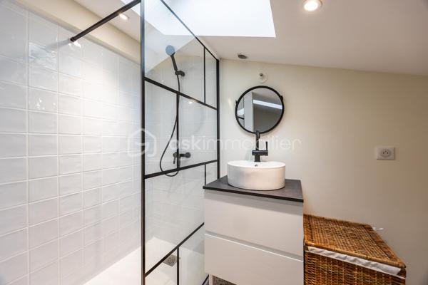 Situé sur le secteur recherché de Nansouty, venez découvrir ce charmant duplex de 90 m² (77 m² loi Carrez) intégralement rénové avec soin en 2023 qui prend place au sein d'un immeuble en pierre ravalé.

La configuration de l'appartement est la suivante : 
Rez-de-chaussée : salon, cuisine aménagée et équipée, un WC
Premier étage : une première grande chambre avec une belle hauteur sous plafond et sa propre salle d'eau, une deuxième chambre, un bureau, une deuxième salle d'eau et un WC

Outre le goût développé dans le cadre de cette rénovation à travers le choix des matériaux (parquet, tomettes, travertin, terrazzo), la réalisation d'aménagement sur-mesure (escalier avec rangements intégrés) et la qualité des équipements, cet appartement saura également vous séduire car il est baigné de lumière naturelle grâce à sa double exposition et ses nombreuses ouvertures/puits de jour.

Une place de parking sécurisée avec borne de recharge complète ce bien.

Petite copropriété, pas de frais à prévoir (dernière assemblée générale en mars 2026).

Côté commerces et restaurants vous aurez l'embarras du choix puisque vous êtes seulement à 10 min à pied de la place Nansouty et de la Barrière de Bègles.

Vous êtes également à proximité des transports en commun avec entre autres :
Arrêt Pelleport (ligne 9) pour rejoindre la gare Saint-Jean en 10 min de bus
Arrêt Caserne Nansouty (ligne 15) pour rejoindre le centre-ville en 20 min de bus