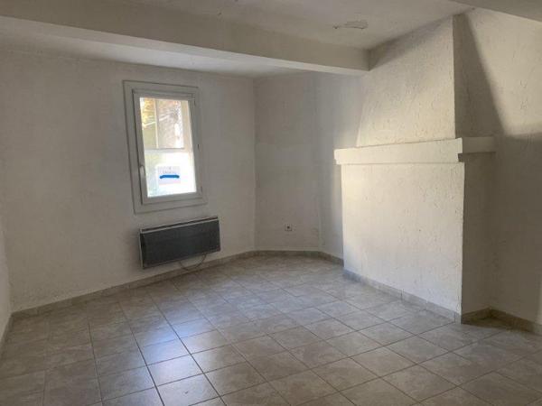 MAISON DE VILLE CALME ET A PROXIMITE DE TOUTES COMMODITES