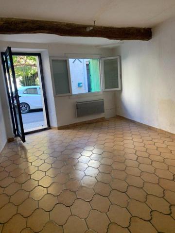 MAISON DE VILLE CALME ET A PROXIMITE DE TOUTES COMMODITES