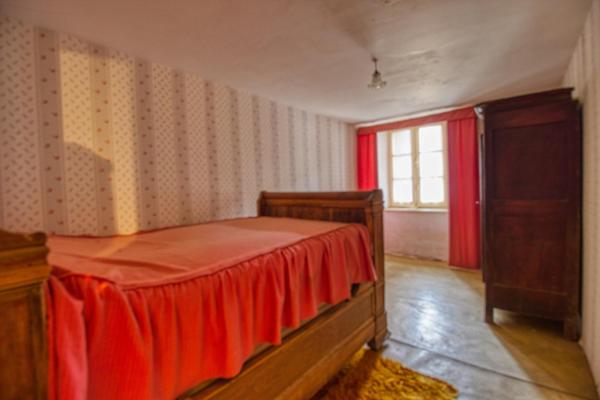 Maison de ville 100m2 à rénover à Plaisance centre, avec garage et cave.