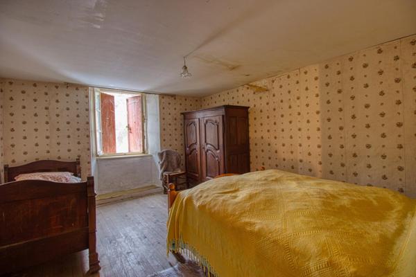 Maison de ville 100m2 à rénover à Plaisance centre, avec garage et cave.