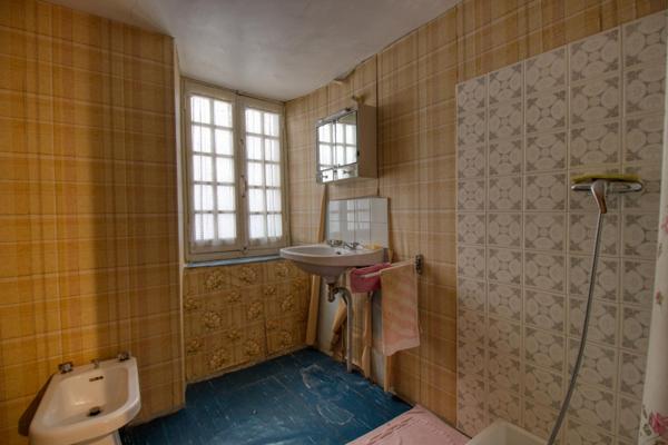 Maison de ville 100m2 à rénover à Plaisance centre, avec garage et cave.