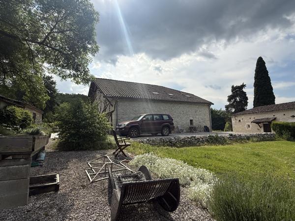 Montaigu-de-Quercy (82150) TARN ET GARONNE Montaigu de Quercy Grange rénovée et maison en pierre, piscine et 2.6 hectares