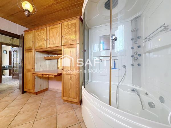 MAISON À RÉNOVER – 300 m² AU SOL – FORT POTENTIEL – 3 NIVEAUX – TERRAIN 1600 m² – SOUS-SOL COMPLET