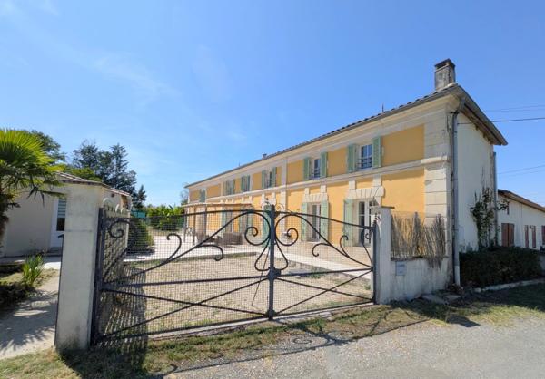 Deux maisons, piscine et terrain à 5 minutes de Jonzac et à moins d'une heure des plages et de Bordeaux