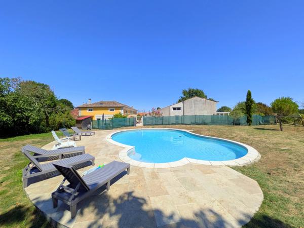 Deux maisons, piscine et terrain à 5 minutes de Jonzac et à moins d'une heure des plages et de Bordeaux