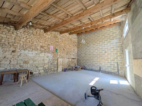 Deux maisons, piscine et terrain à 5 minutes de Jonzac et à moins d'une heure des plages et de Bordeaux