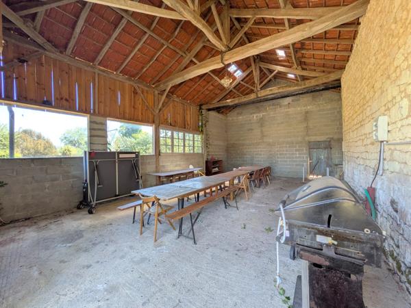 Deux maisons, piscine et terrain à 5 minutes de Jonzac et à moins d'une heure des plages et de Bordeaux