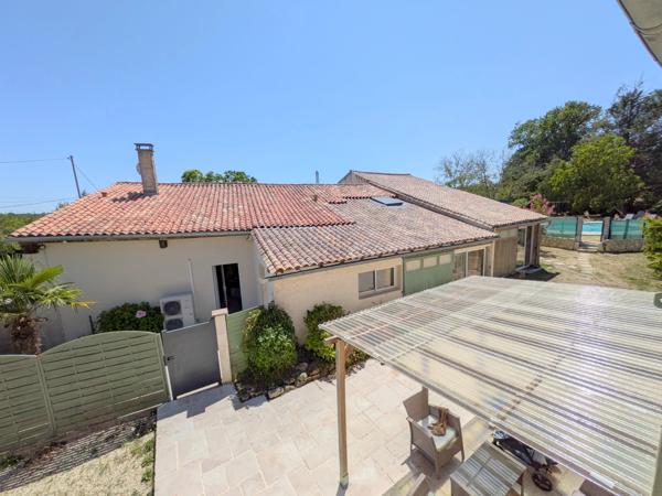 Deux maisons, piscine et terrain à 5 minutes de Jonzac et à moins d'une heure des plages et de Bordeaux