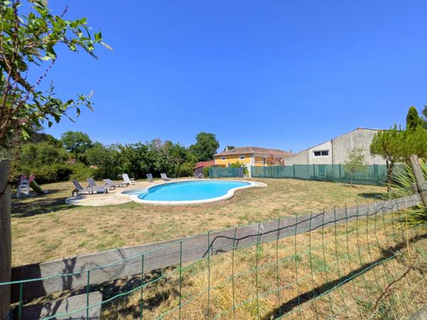 Deux maisons, piscine et terrain à 5 minutes de Jonzac et à moins d'une heure des plages et de Bordeaux