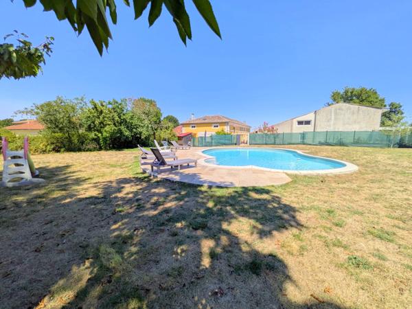 Deux maisons, piscine et terrain à 5 minutes de Jonzac et à moins d'une heure des plages et de Bordeaux