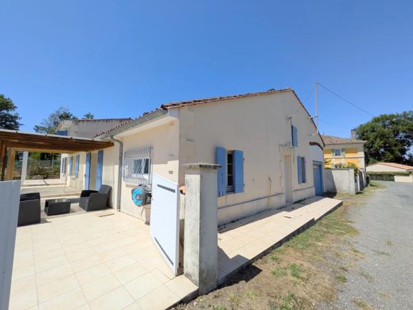 Deux maisons, piscine et terrain à 5 minutes de Jonzac et à moins d'une heure des plages et de Bordeaux