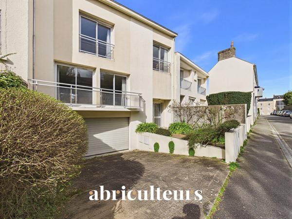 Maison aux beaux volumes Avenue Privée Jardin Garage double et places de parking en vente à Nantes (44000)