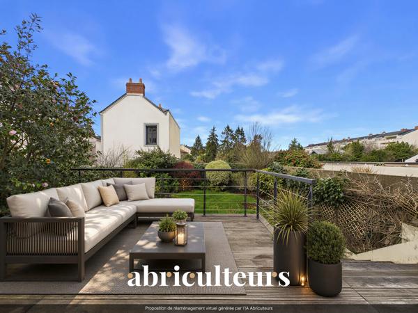 Maison aux beaux volumes Avenue Privée Jardin Garage double et places de parking en vente à Nantes (44000)
