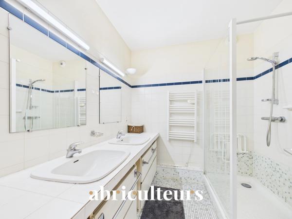 Maison aux beaux volumes Avenue Privée Jardin Garage double et places de parking en vente à Nantes (44000)
