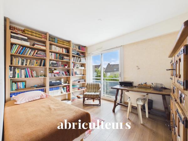 Maison aux beaux volumes Avenue Privée Jardin Garage double et places de parking en vente à Nantes (44000)
